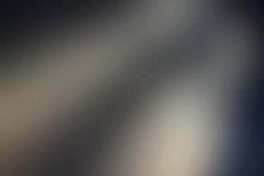 Ein Lichtstrahl der durch einen schattigen Baum fällt