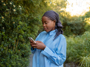 Sauver des vies par SMS : l’innovation M-mama contre la mortalité maternelle en Tanzanie