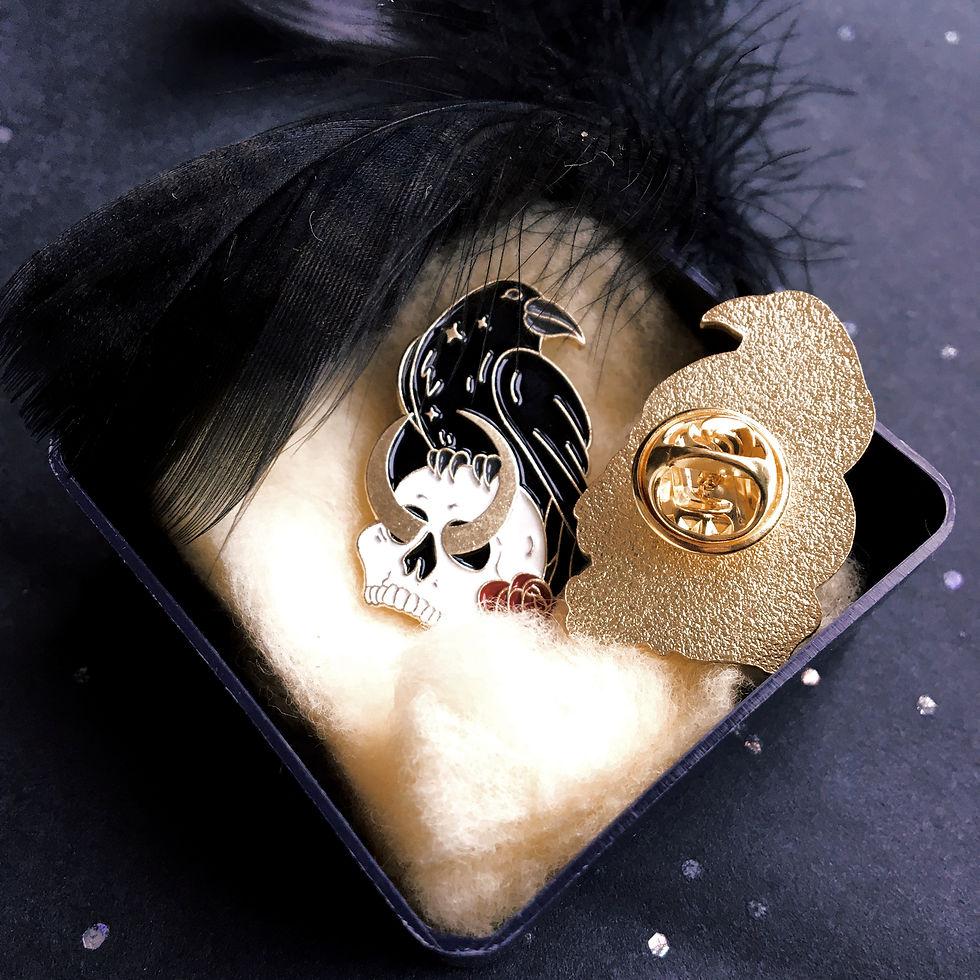 Miniaturbild: »Barrel Couture« Grishavers inspirierter Krähen Pin