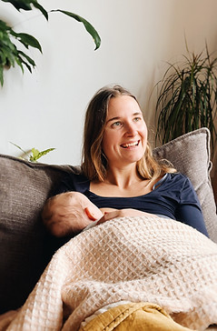 Accompagnement doula post-partum à Paris et en Seine Saint Denis, avec une mère et son bébé