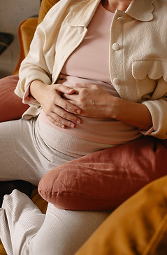 Moment d’échange entre une femme enceinte et Macha Paquis, doula à Paris et en Seine Saint Denis