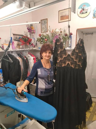 Stiratura professionale di un abito da sera nero presso Lavanderia Florentia Firenze