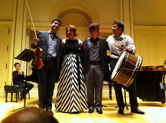 O compositor Rafael Piccolotto de Lima no palco com os músicos no Carnegie Hall após a estreia de sua composiç ão "Especiarias Búlgaras" para violino, piano e percussão.