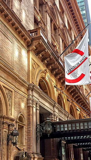Vista exterior do Carnegie Hall na cidade de Nova Iorque, uma das salas de concertos mais renomadas do mundo, onde foram apresentadas obras do compositor e arranjador Rafael Piccolotto de Lima.