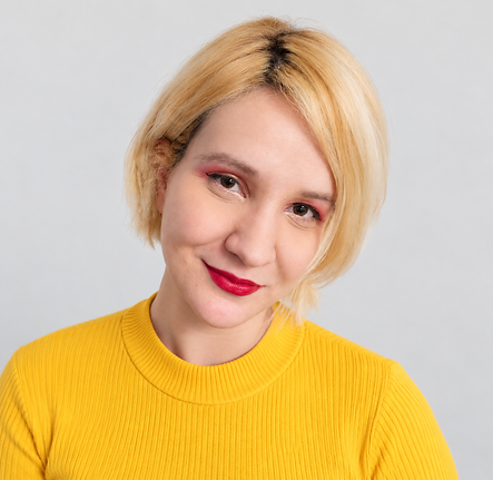 Retrato de estúdio com camisola amarela.png