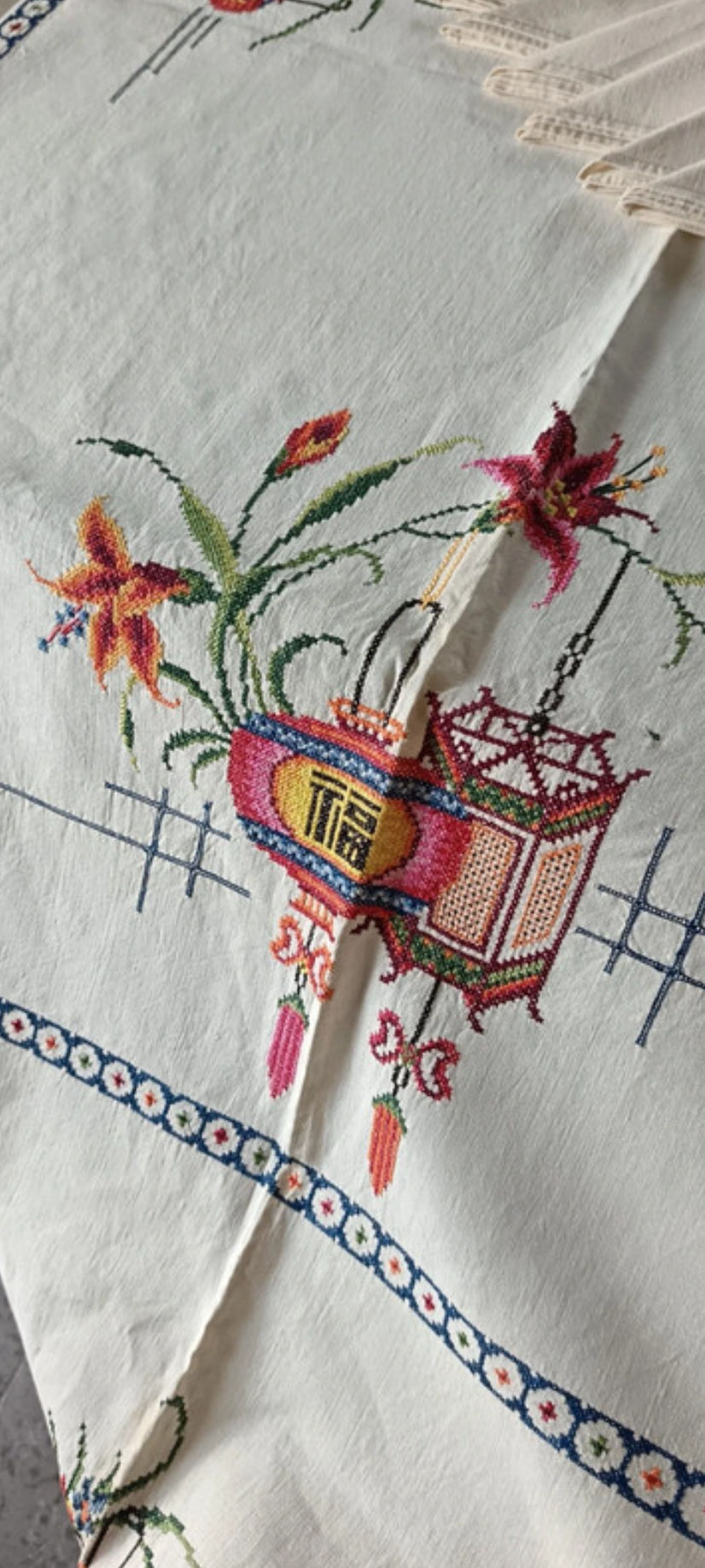 Thumbnail: Tovaglia puro lino ricamata 12 tovaglioli