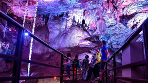 Gruta Rei do Mato promove experiência de turismo, natureza e cultura com trilhas gratuitas neste domingo