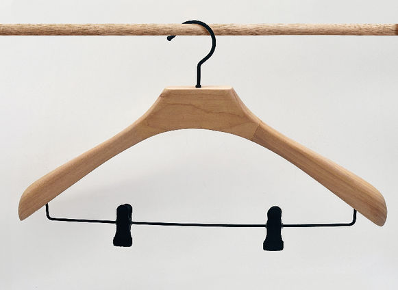 Cintre en bois FSC à pinces