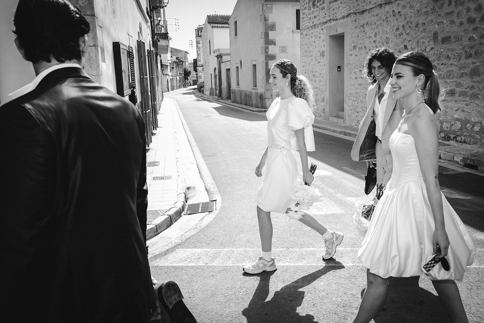 Stylische Hochzeitsgäste in Santanyí, Mallorca.