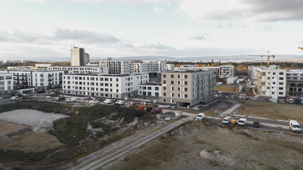 Drohnenaufnahme des gesamten Bauprojektes in Mainz. Bei dem Sephastian Bau die Fenster und Türen montiert hat.