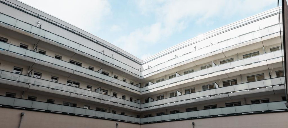 Blick in den Innenhof, des Projektes in Offenbach am Main. Die Montage der Fenster und Türen an dem Wohnkomplex in Offenbach hat die Firma Sephastian Bau e.K. durchgeführt.