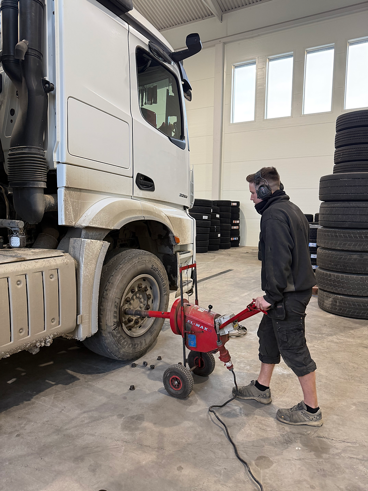Fitting winter tyres on a truck in FHDäck's workshop ahead of the winter season.
