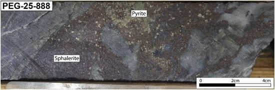 Figure 7: Photo de carotte montrant la minéralisation SMV à haute teneur dans le trou PEG-25-888 de la Central Polymetallic Zone.