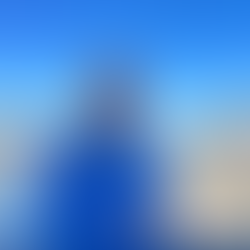 Chef con giacca blu con braccia incrociate con dietro vista panoramica sul lago di como