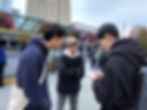 街中で道行く人に英語で話しかけている生徒