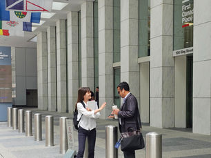 トロントの街中で話しかけるOn the Spot Language生徒