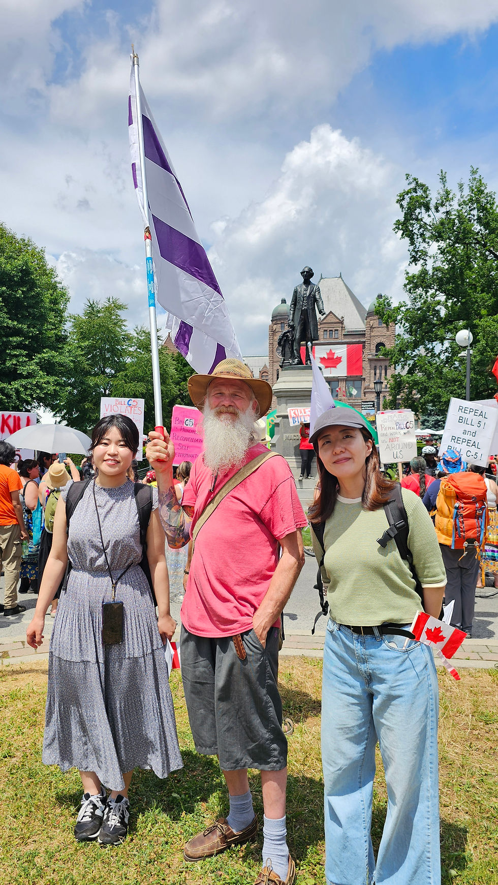 クラス中に英語でラジオを収録する受講生