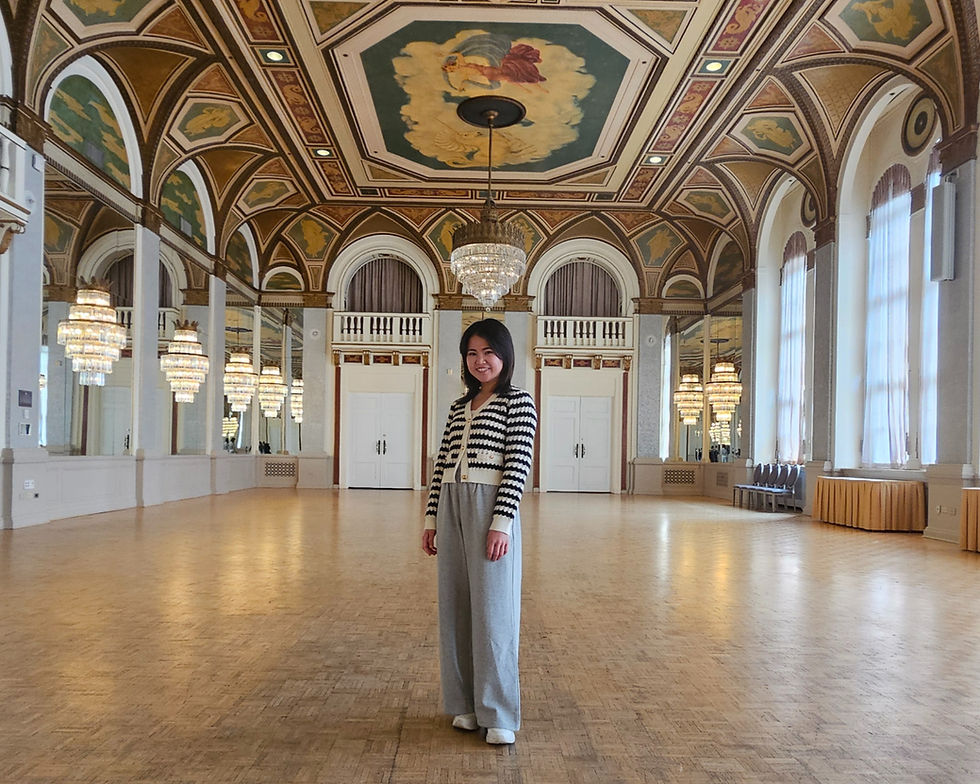 Fairmont Royal Yorkの中でポーズをとるKotoneさん