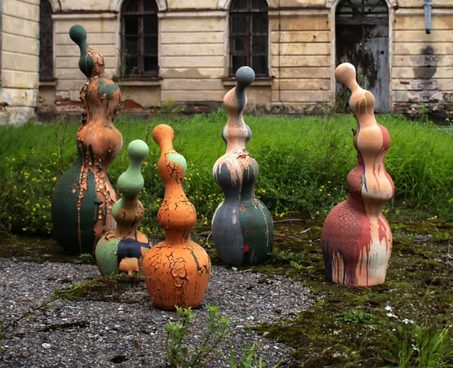 Una Gura. "Būtības slāņi" 2023. Šamots ,māls ,glazūras, angobas, dedzinājums 1050°C