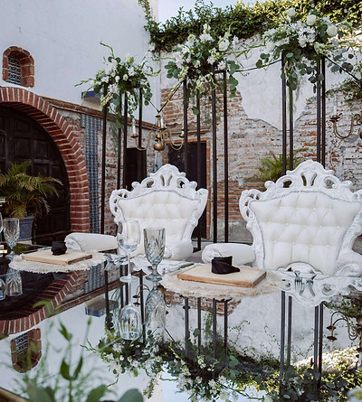 free-photo-of-elegant-wedding-table-setup-with-ornate-chairs.jpg