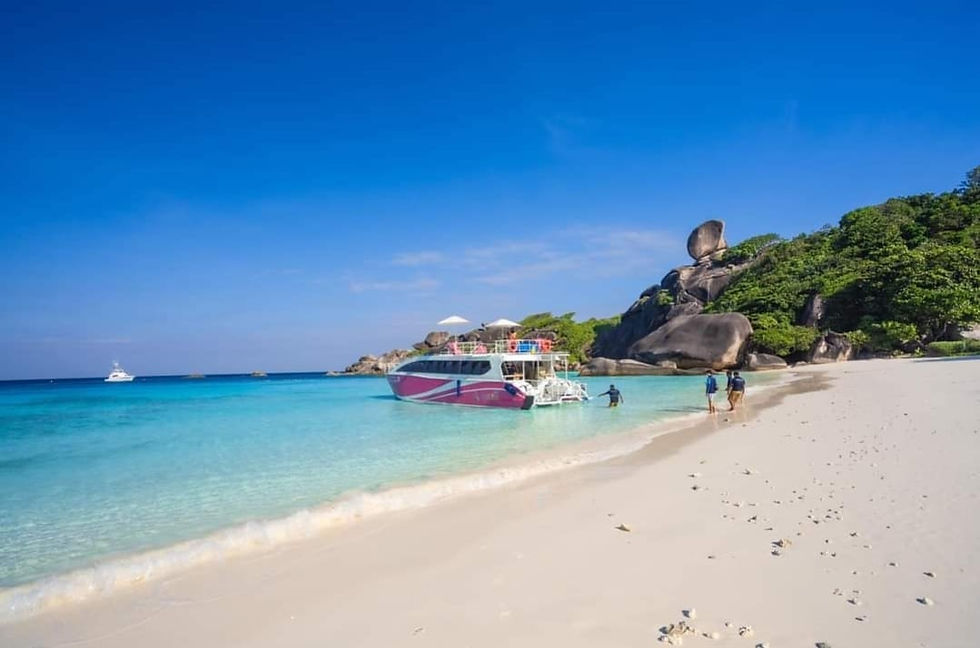 Thumbnail: جزر Similan بقارب Catamaran طابقين عالي الجودة