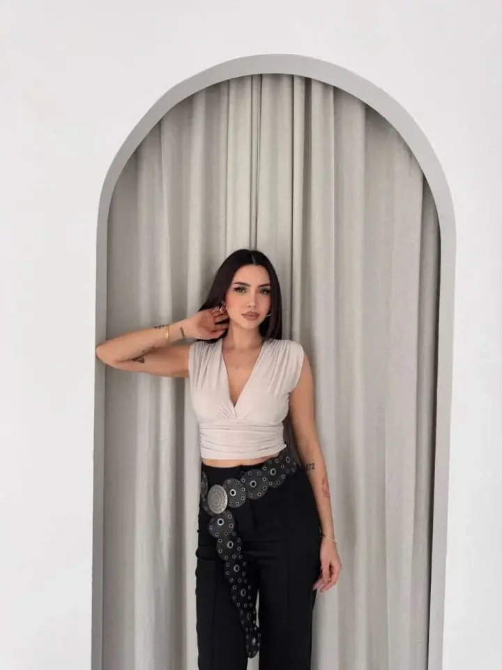 Küçük resim: Vatkalı Kolsuz V Yaka Drapeli Crop Bluz Likralı Fit - Boyalı Gri