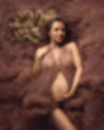 dreamy and timeless maternity photo by Hertfordshire maternity photographer, Photography by Shivani