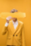 portrait-de-jeune-homme-dans-une-scene-jaune-avec-du-papier-dechire-devant-le-visage.jpg