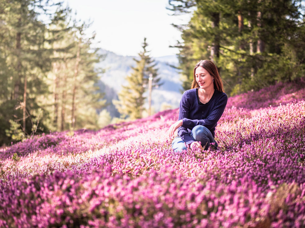 Outdoorshooting einer Frau zur Erikablüte