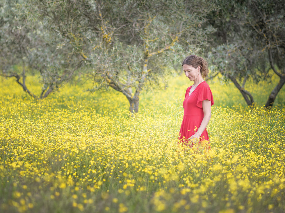 Porträtshooting einer wunderschönen Frau Outdoor