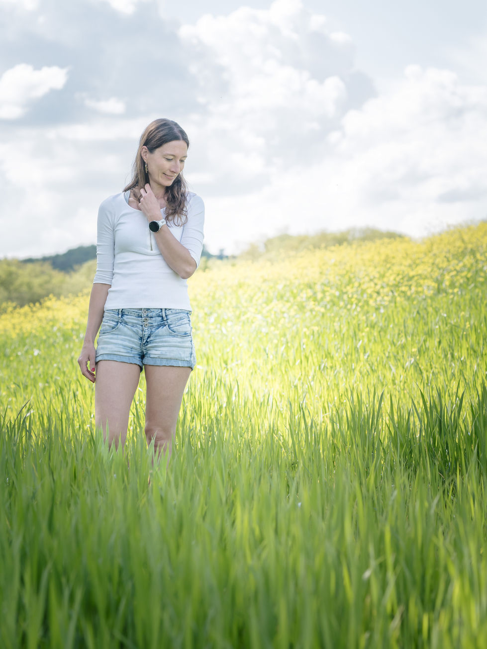 Porträtshooting einer wunderschönen Frau Outdoor