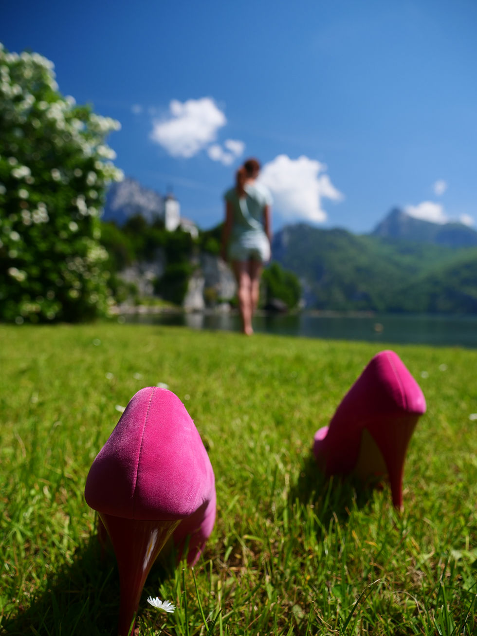 Porträtshhoting einer jungen hübschen Frau am See