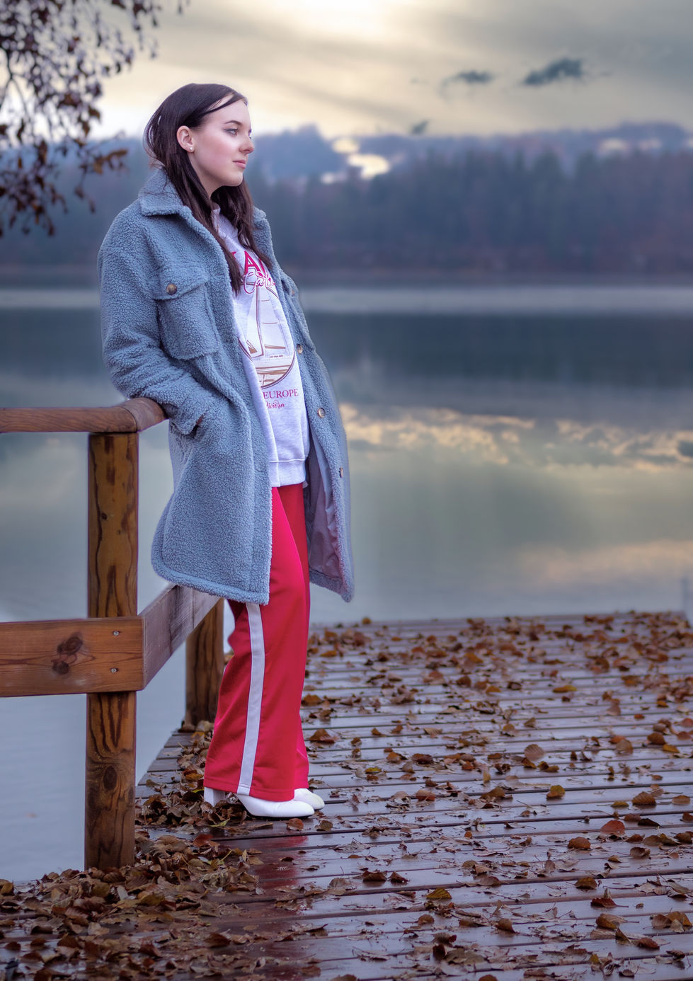Porträtshhoting einer jungen hübschen Frau am See