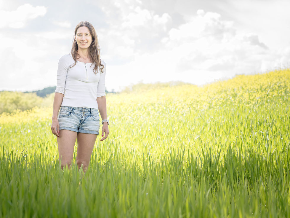 Porträtshooting einer wunderschönen Frau Outdoor