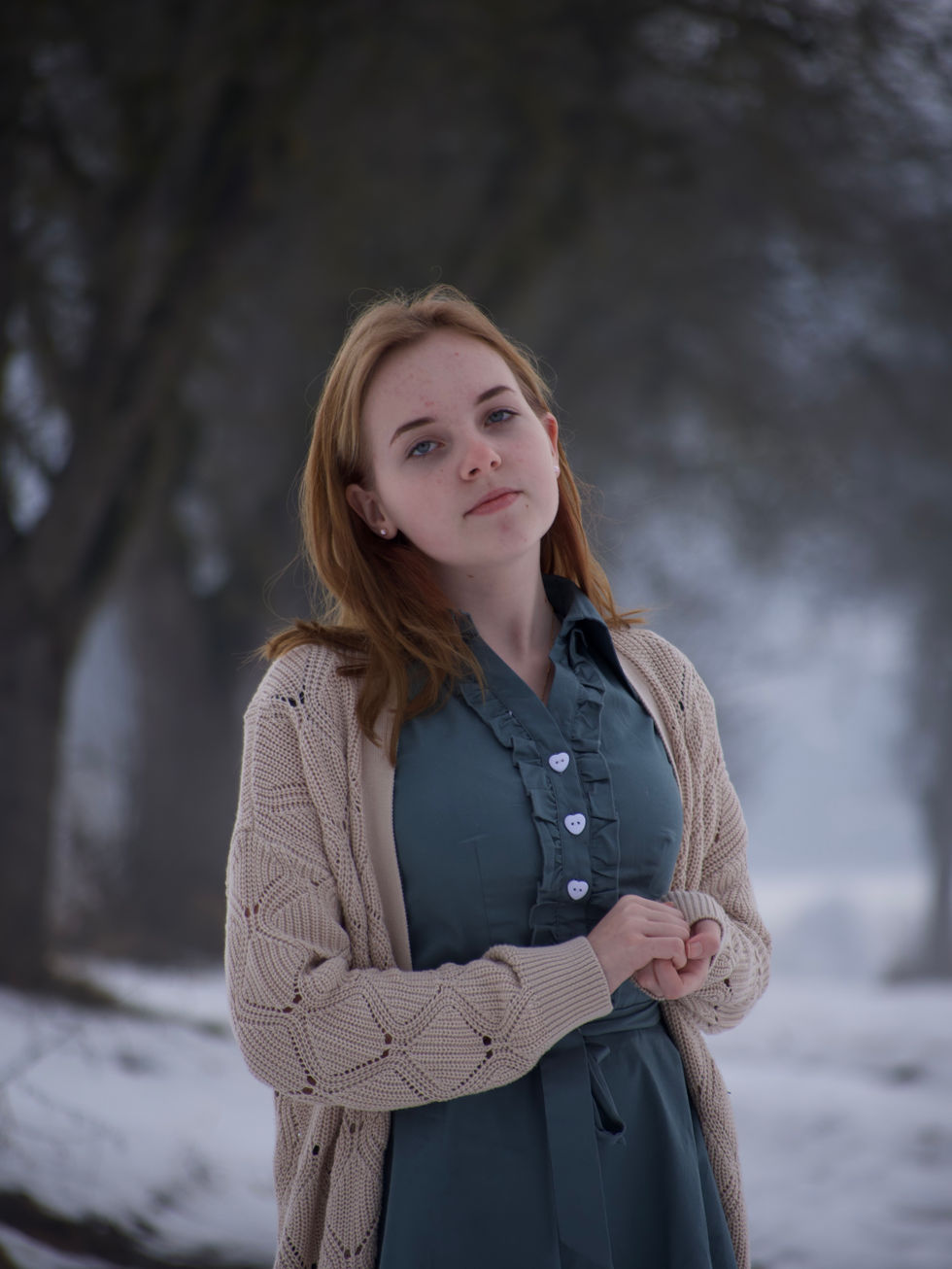 Porträtshooting einer wunderschönen Frau Outdoor