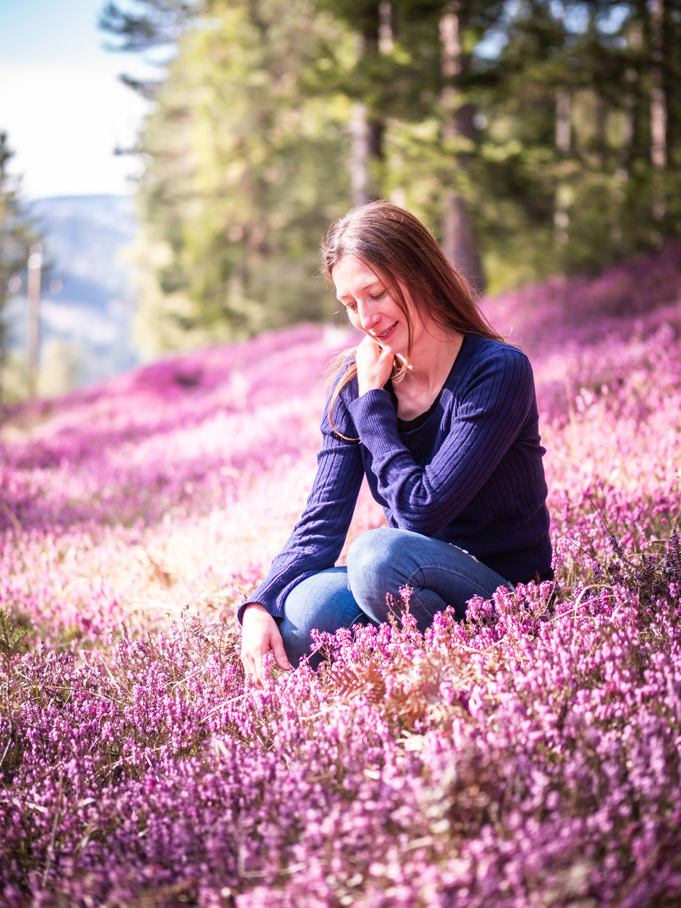 Outdoorshooting einer Frau zur Erikablüte