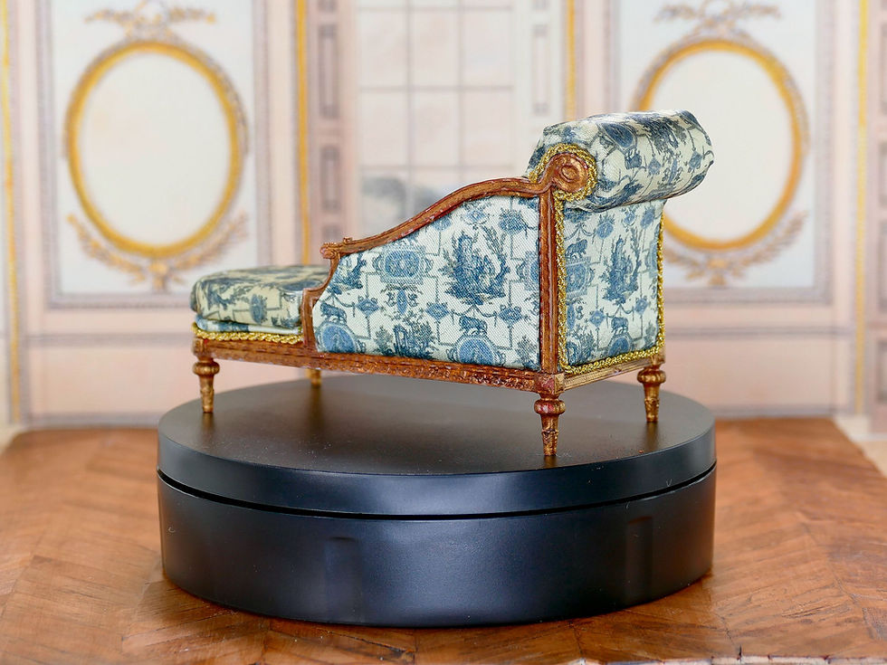 Miniature : Méridienne 19ème tissu motif grotesque - miniature à l'échelle 1:12 pour maison de poupée