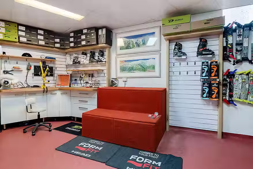 Boot fitting bench.avif