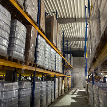 Innenansicht des Lagers mit Regalen und Materialien
