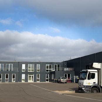 Ansicht vom Innenhof zu den Gebäuden Büro und Lager