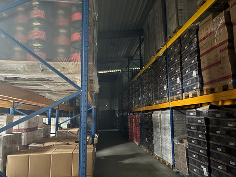 Innenansicht des Lagers mit Regalen und Materialien.