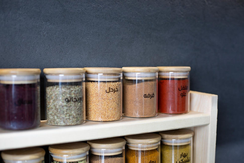 תמונה ממוזערת: מדף עץ עם 24 צנצנת תבלינים .