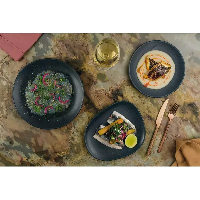 תמונה ממוזערת: סט 18 צלחות יוקרה פורצלן מהמותג העלומי BONNA בצבע כחול שחור.