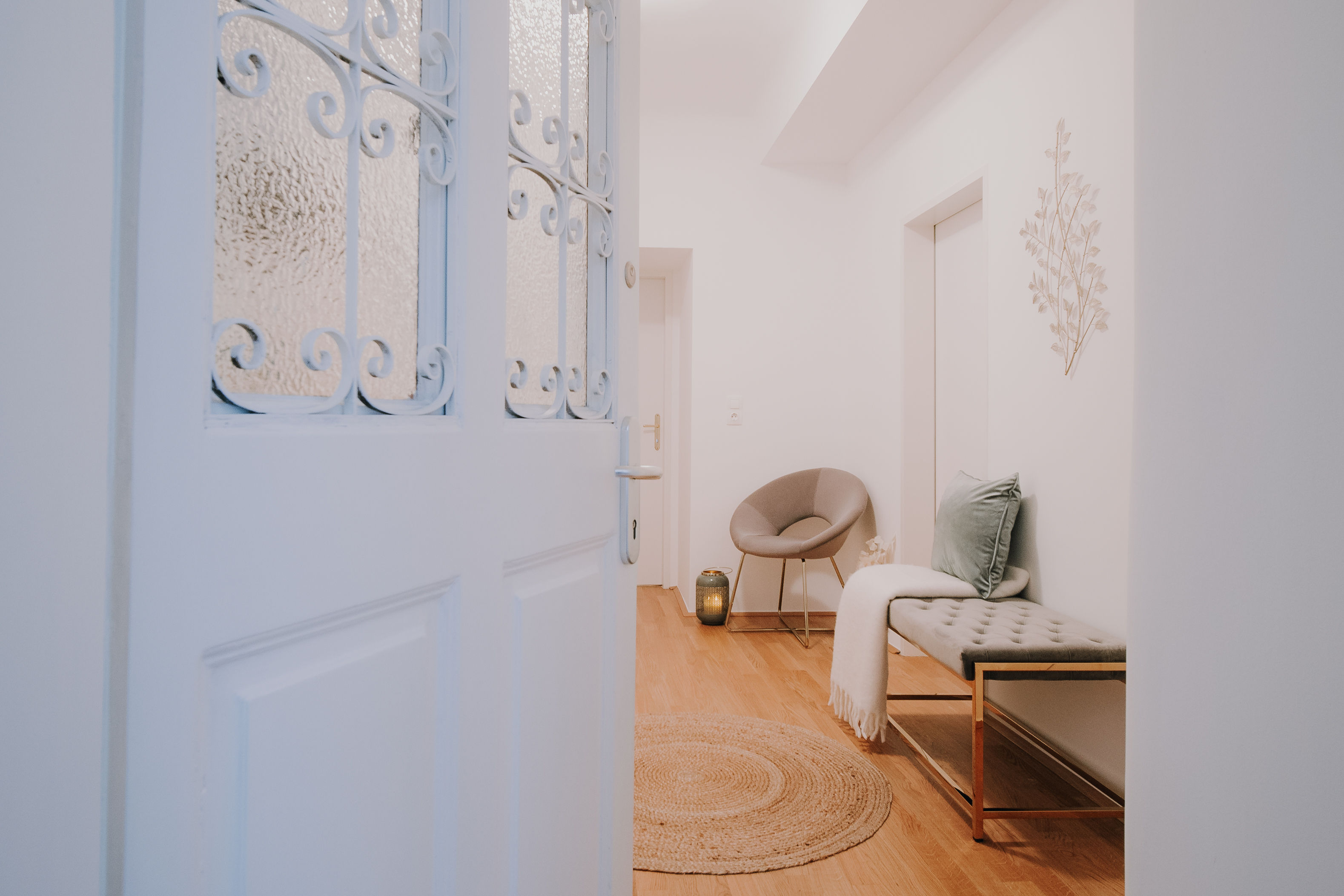 Einladender und heller Eingangsbereich mit Garderobe in der Psychologischen Gemeinschaftspraxis.