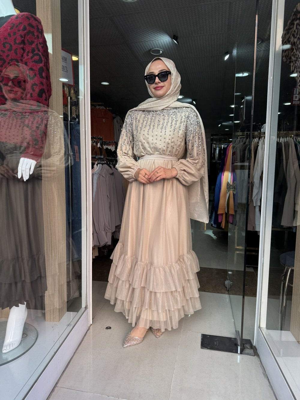 YAKASI SARKIK TAŞLI KOL ARASI PİLİSELİ ELBİSE - Bej - 4118