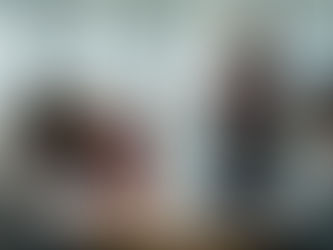 Un formateur spécialisé en sécurité incendie anime une session de sensibilisation auprès des employés dans les locaux de l’entreprise.