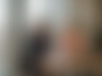 Réunis dans un bureau baigné de lumière, les membres de l’équipe passent en revue l’analyse des risques.