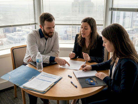 Des membres de la SSCT échangent de manière informelle autour d’une table.