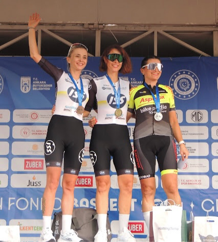 Buse Özlem ve Pınar Kurtoğlu podyumda