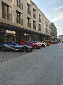 Deelnemers van de Charity Run 2025 rijden met exclusieve en klassieke wagens ten voordele van het Limburgs Kankerfonds.